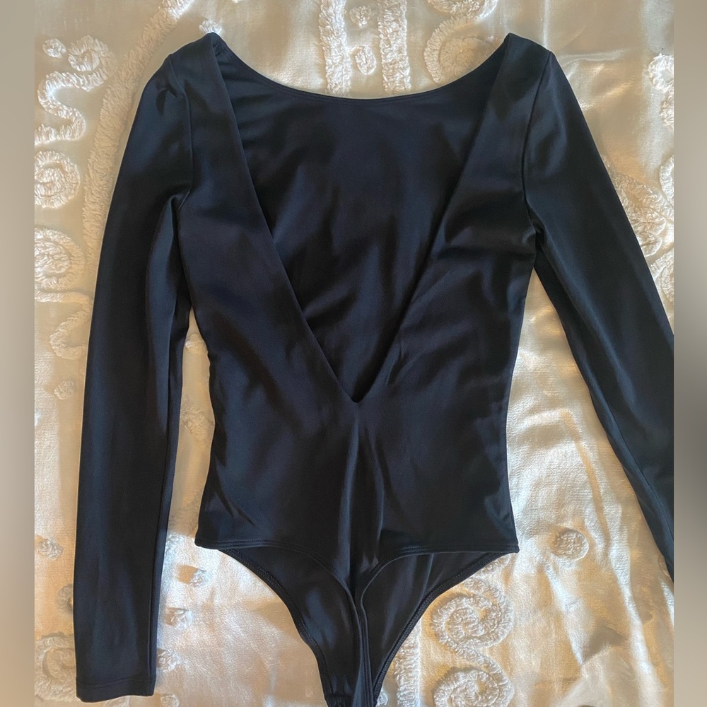 **DISCONTINUED** NWOT Aritzia Babaton Contour Low Back Long Sleeve Bodysuit